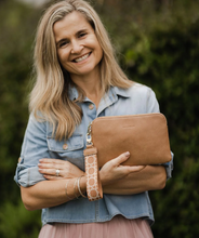 Load image into Gallery viewer, Louenhide Mandy Clutch