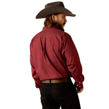 Load image into Gallery viewer, Ariat Mens Wrinkle Free Issac Long Sleeve Shirt
