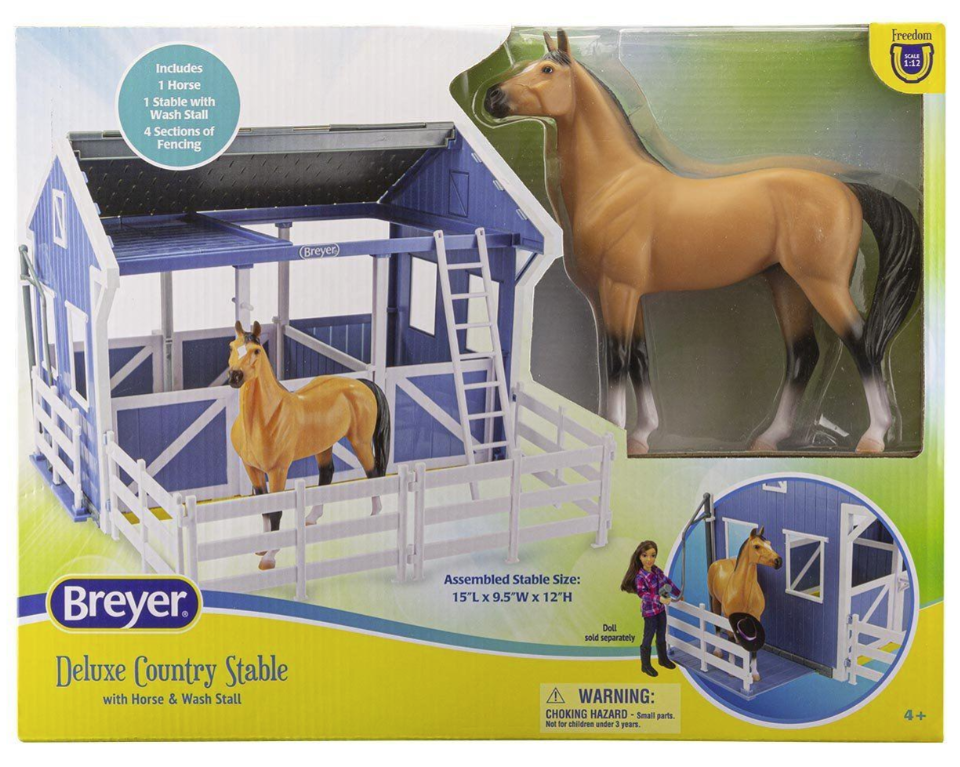 BREYER FREEDOM DELUXE COUNTRY STABLE WITH HORSE & WASH STALL
