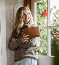 Load image into Gallery viewer, Louenhide Mandy Clutch
