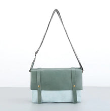 Load image into Gallery viewer, Outfox Cambridge Messenger Bag
