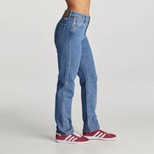 Load image into Gallery viewer, WRANGLER WOMENS MID TORI STRAIGHT JEAN
