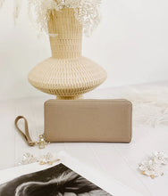 Load image into Gallery viewer, Louenhide Jessica Wallet
