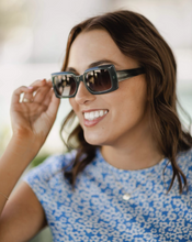Load image into Gallery viewer, Louenhide Sammie Sunglasses
