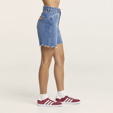 Load image into Gallery viewer, Wrangler Womens Claudia Straight Short
