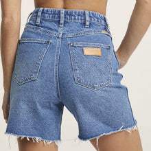 Load image into Gallery viewer, Wrangler Womens Claudia Straight Short
